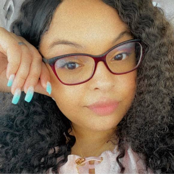 Meet your Posher, Akeyla - Picture 1 of 1